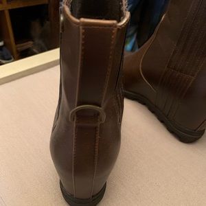 New yellow box ladies bootie wedge. Brown.